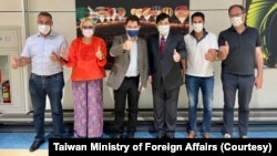 法國參議院歐洲事務委員會副主席西里爾·佩萊瓦特（右二）率團於2022年9月7日抵達台灣桃園國際機場。（台灣外交部推特圖片）
