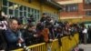 ARCHIVO - Periodistas esperan -en ese entonces- al candidato presidencial de izquierda colombiano Gustavo Petro en un colegio electoral durante la segunda vuelta presidencial en Bogotá, el 19 de junio de 2022.