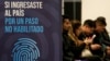 ARCHIVO - Migrantes esperan su turno para ser registrados a través de una campaña de registro biométrico, en una oficina de investigación policial, en Santiago, la capital de Chile, el martes 11 de julio de 2023.
