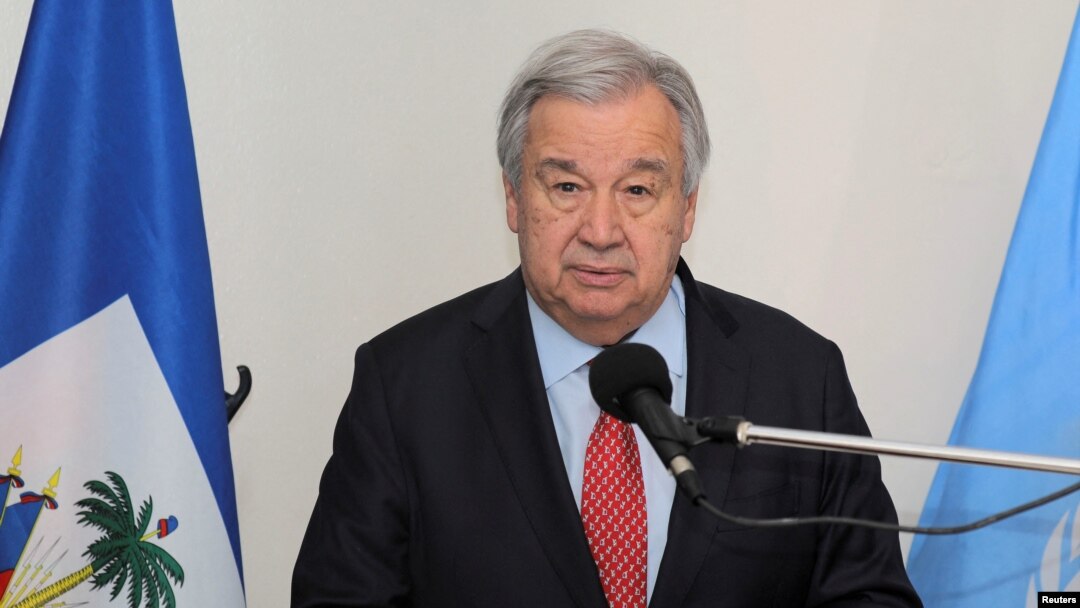Sekrete Jeneral Nasyonzini Antonio Guterres pale pandan yon konferans pou lapres nan salon diplomatik ayeropo entenaysonal Toussaint Louverture la nan Potoprens, Ayiti, 1 Jiye, 2023. 