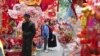 Người dân đi xem hàng, mua sắm trong dịp Tết ở Việt Nam (tháng 2/2024, AP Photo/Huy Han)