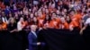 ARCHIVO: El presidente de EEUU, Joe Biden, posa con el grupo Estudiantes Demandan Acción en Hartford, Connecticut, el 16 de junio de 2023.