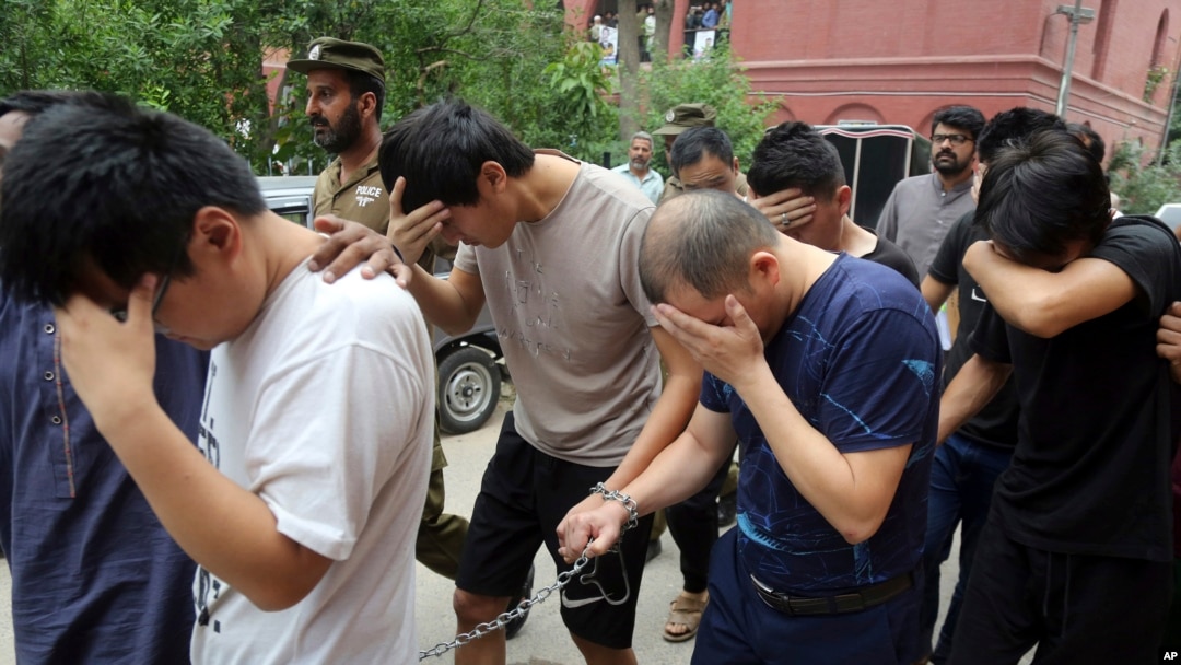巴基斯坦警察押送被控販賣巴基斯坦婦女的中國籍犯罪嫌疑人前往拉合爾的一家法庭。 （2019年5月11日）