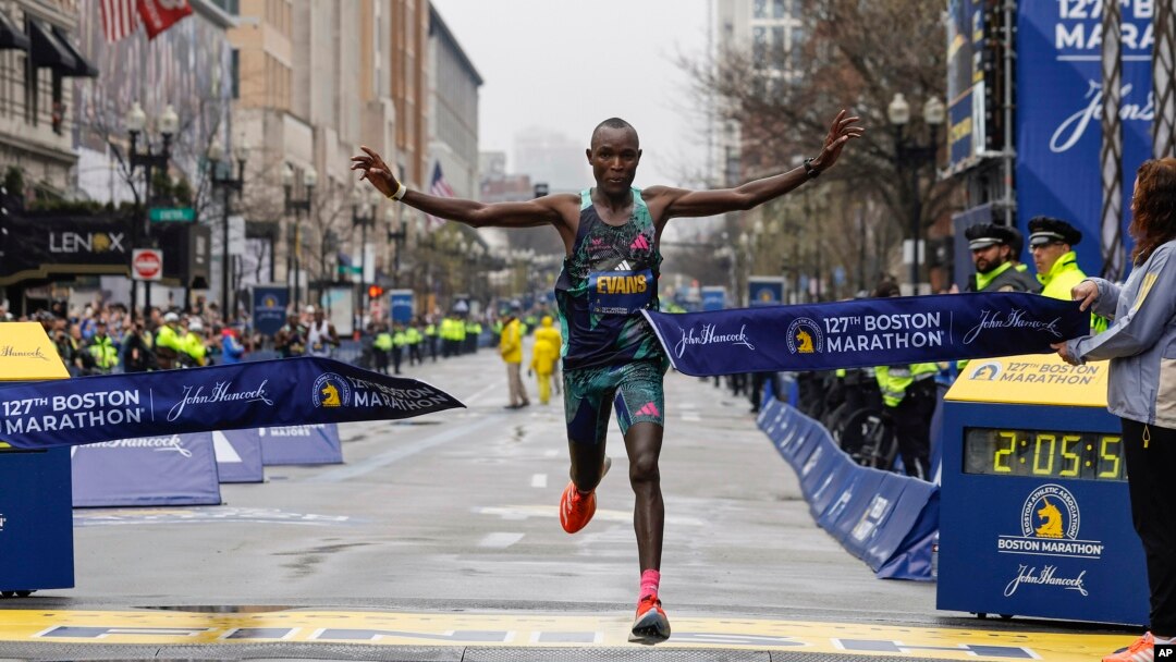 Kenijac Evans Čebet prolazi kroz finiš na 127. Bostonskom maratonu, 17. aprila 2023. 