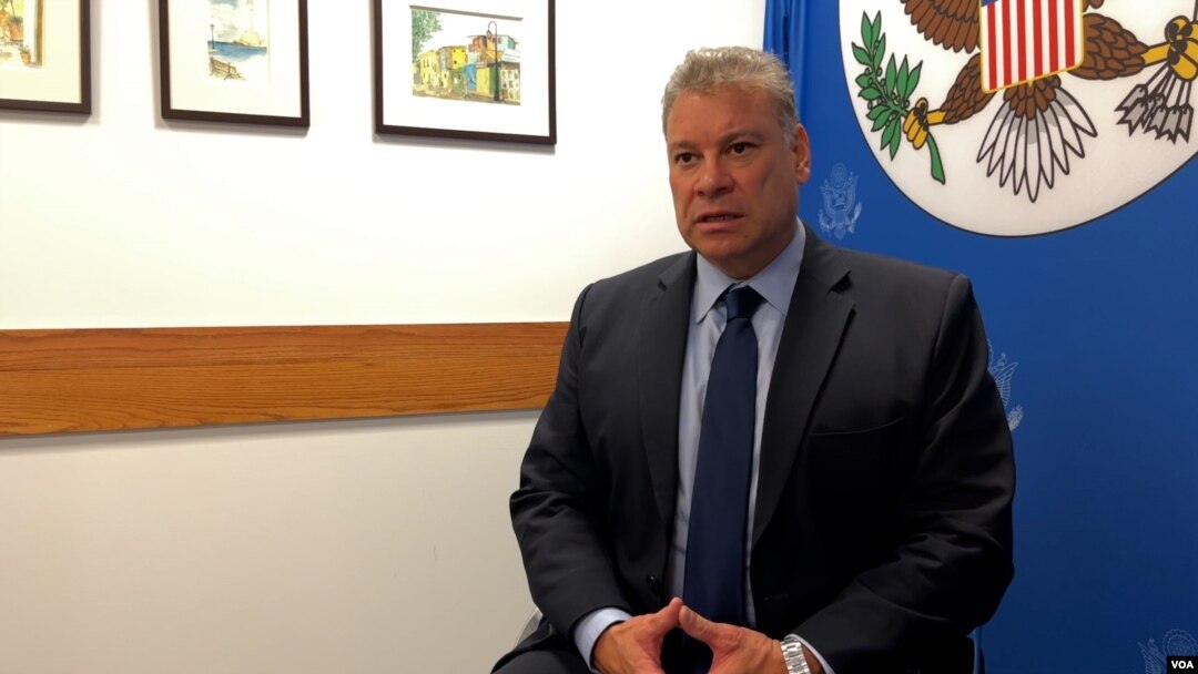 Gabriel Escobar gjatë intervistës me Zërin e Amerikës (Nju Jork, 20 shtator 2023)