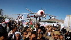 Wafuasi wa wa-Houthi wakiwa kwenye maandamano ya kukemea Marekani mjini Sanaa, Yemen, Feb. 23, 2024. 