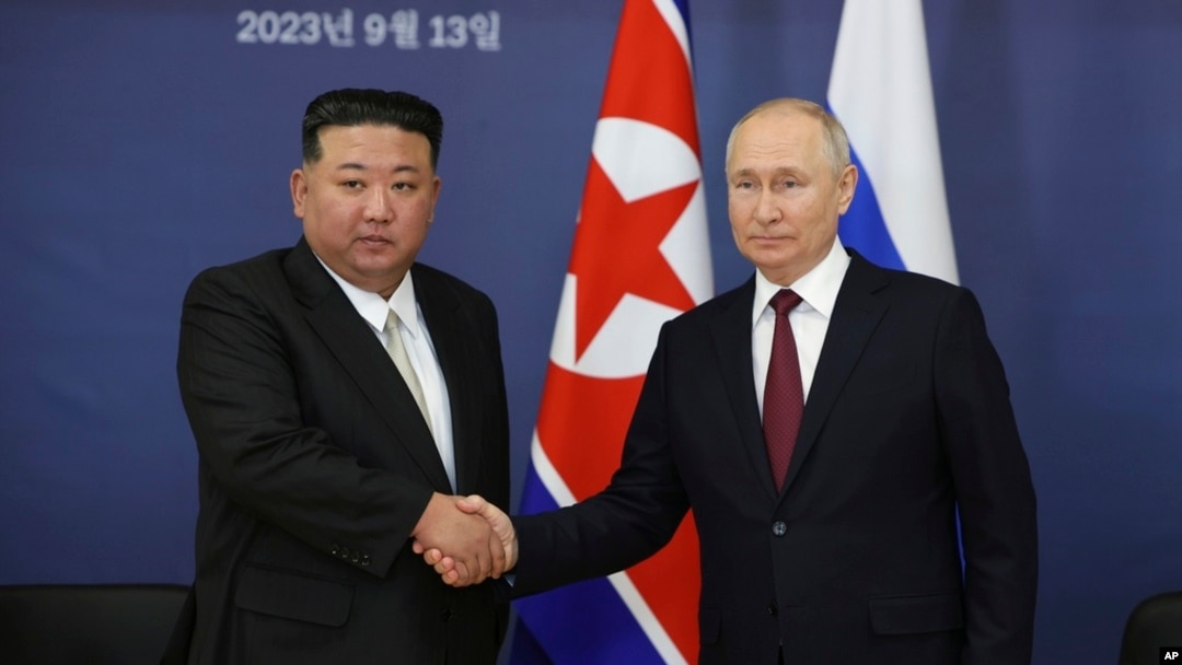 2023年9月13日，俄羅斯總統普京和北韓領導人金正恩在俄羅斯齊奧爾科夫斯基市外的東方航太發射場會晤時握手。（美聯社照片）