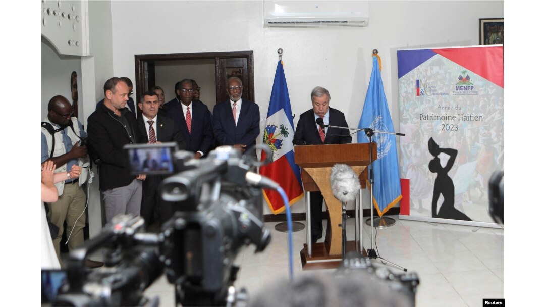 Sekrete Jeneral Nasyonzini Antonio Guterres asiste yon konferans pou lapres nan salon diplomatik ayeropo entenasyonal Toussaint Louverture la nan Potoprens, 1 Jiye, 2023.