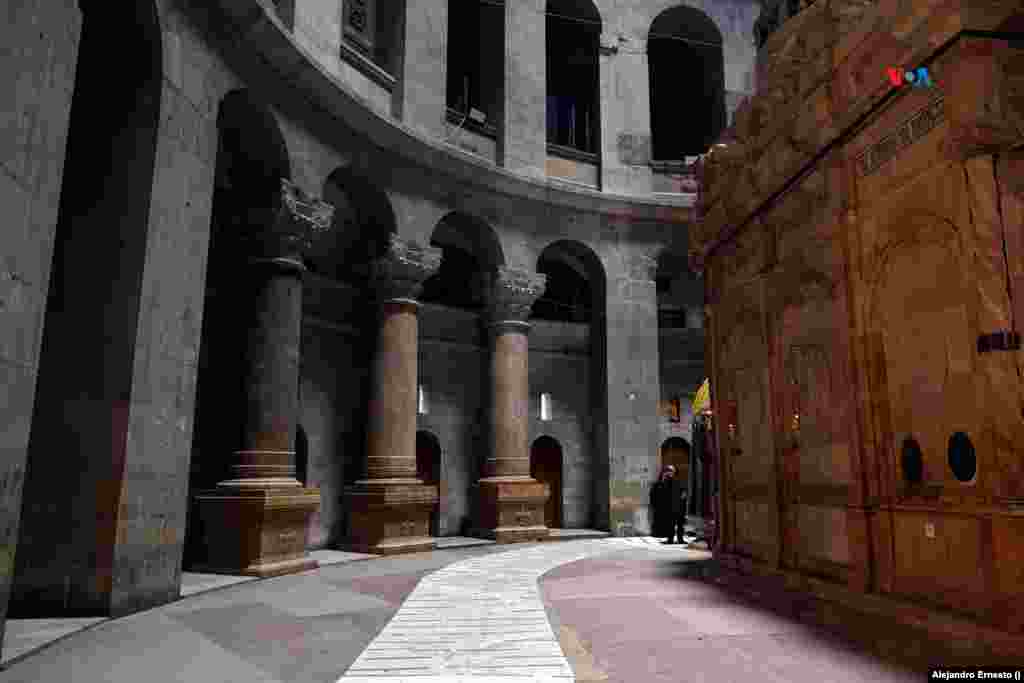El interior del Santo Sepulcro de Jerusalén permanece vacío desde que comenzó la guerra entre Israel y Hamás el 7 de octubre de 2023.