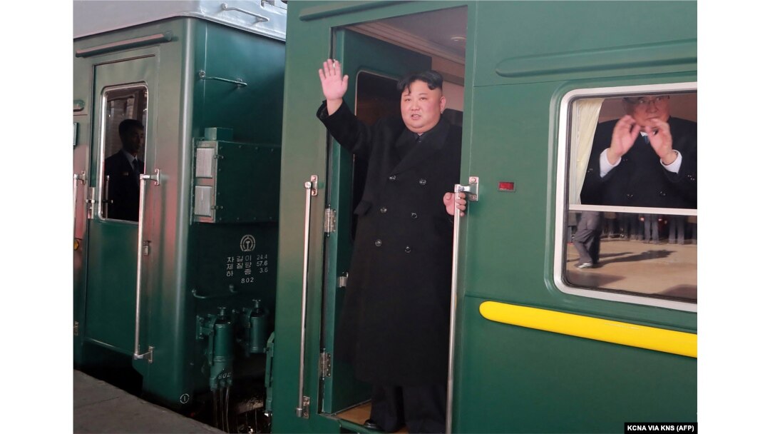 ARHIVA - Severnokorejski lider Kim Džong Un osmehuje se dok napušta voz u Kasanu, u Primorskom regionu, u Rusiji, 24. aprila 2019.
