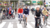 Un grupo de personas disfrutando de la ciclovía en Bogotá, un espacio que abre la ciudad los domingos y días feriados con actividades deportivas al aire libre en las calles y parques. [Foto: Federico Buelvas, VOA]
