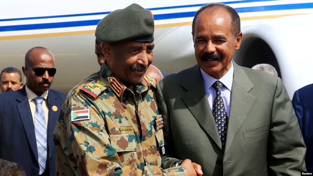 Rais wa Eritrea Isaias Afwerki alipomkaribishwa na Jenerali Abdel Fattah Al-Abdelrahman Burhan alipowasili Khartoum, Sudan Septemba 14, 2019. Picha na REUTERS/Mohamed Nureldin Abdallah