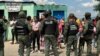 Efectivos de la Guardia Nacional Bolivariana custodian las inmediaciones de la cárcel de Tocorón. 