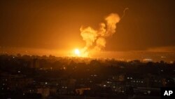 2023年4月7日，以色列空襲加沙地帶中部後升起的烈火和濃煙。 （美聯社照片）