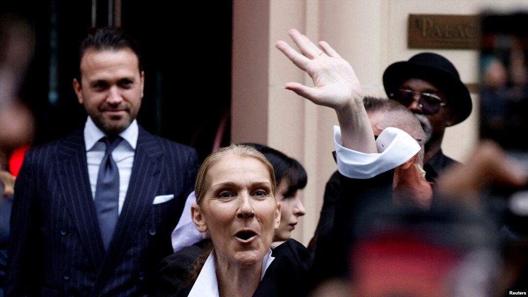 Chantez Celine Dion salye fanatik yo devan otel li anvan patisipasyon li nan Jezolenpik 2024 yo. 
