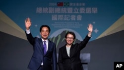 民进党的赖清德与萧美琴在当选后的国际记者会上
