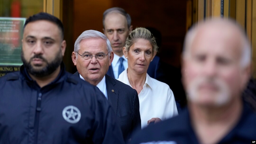 Senatori Bob Menendez and bashkëshortja e tij, Nadine Menendez, tek gjykata e Manhatanit (27 shtator 2023)
