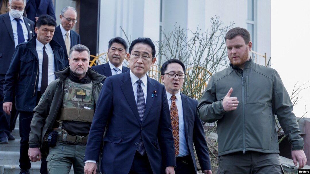 日本首相岸田文雄在2023年3月21日突訪烏克蘭。圖為岸田文雄在發生過大屠殺的布查鎮視察。
