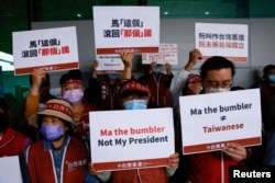 台灣前總統馬英九訪問中國12天后返台抵達桃園國際機場時受到他的反對者的抗議。 （2023年4月7日）