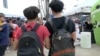 Dos jóvenes de ascendencia cubana caminan por un centro de distribución de útiles escolares en la ciudad de Hialeah, en Florida, EEUU.