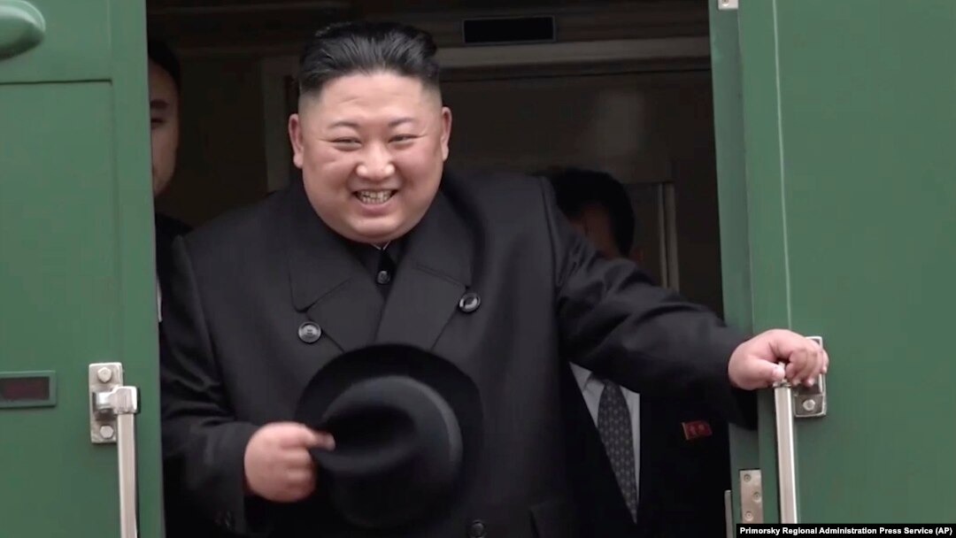 ARHIVA - Severnokorejski lider Kim Džong Un osmehuje se dok napušta voz u Kasanu, u Primorskom regionu, u Rusiji, 24. aprila 2019.