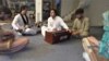 این هنرمندان بعد از اینکه گروه طالبان در آگست ۲۰۲۱ دوباره به قدرت برگشتند و محدودیت‌های گسترده‌ای را بر آزادی‌های مدنی و ممنوعیت موسیقی در مطابقت با تفسیر سختگیرانه آنها از قوانین اسلامی اعمال کردند، به پاکستان پناه بردند.(عکس ارشیف).