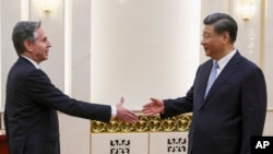 中国领导人习近平在北京人大会堂会晤到访的美国国务卿布林肯。（2023年6月19日）