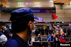 台灣前總統馬英九訪問中國12天后返台抵達桃園國際機場時受到他的支持者的歡迎。 （2023年4月7日）