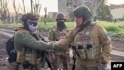 瓦格納集團僱傭軍首領普里戈津（右）在巴赫穆特與僱傭軍士兵在一起。（2023年5月25日）