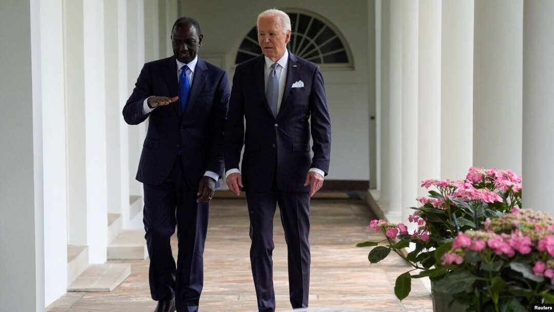 Rais wa Marekani Joe Biden na Rais wa Kenya William Ruto wakielekea kwenye mkutano Oval Office, Alhamis Mei 23, 2024. Picha na Evan Vucci/Pool via REUTERS