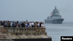 人們在港口圍觀俄羅斯海軍「戈爾什科夫海軍上將號」(Admiral Gorshkov)護衛艦駛入哈瓦那港口。(2024年6月12日)