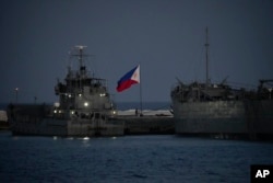 南中國海中業島附近停泊的飄有菲律賓國旗的菲海軍艦隻。（2023年4月21日）