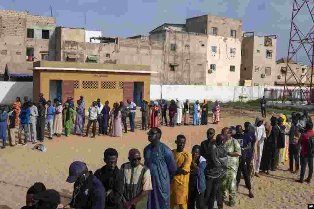 Eleitora numa assembleia de voto durante as eleições presidenciais, em Dakar, Senegal, 24 de março de 2024.