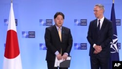 日本外相林芳正與北約秘書長斯托爾滕貝格在布魯塞爾舉行的北約外長會議期間出席記者會。（2023年4月4日）
