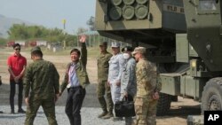 菲律賓總統小馬科斯視察美菲“肩並肩”年度聯合軍演。（2023年4月26日）
