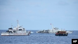 2023年8月22日，一艘菲律賓海警船和物資補給船試圖闖過中國海警船在阿雲金淺灘（中國稱仁愛礁，國際上稱Second Thomas Shoal“第二托馬斯淺灘”）劃定的警戒線。當時有一架美國海軍在該海域上空盤旋，兩艘菲律賓海軍所屬的試圖突破中國海警船的封鎖。雙方動作危險，劍拔弩張。