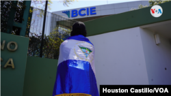 Un grupo de nicaragüenses protesta en las afueras del BCIE, el 28 de febrero de 2023, en San José, Costa Rica, pidiendo el cese de préstamos del organismo a la administración de Daniel Ortega. [Foto: Houston Castillo, VOA]