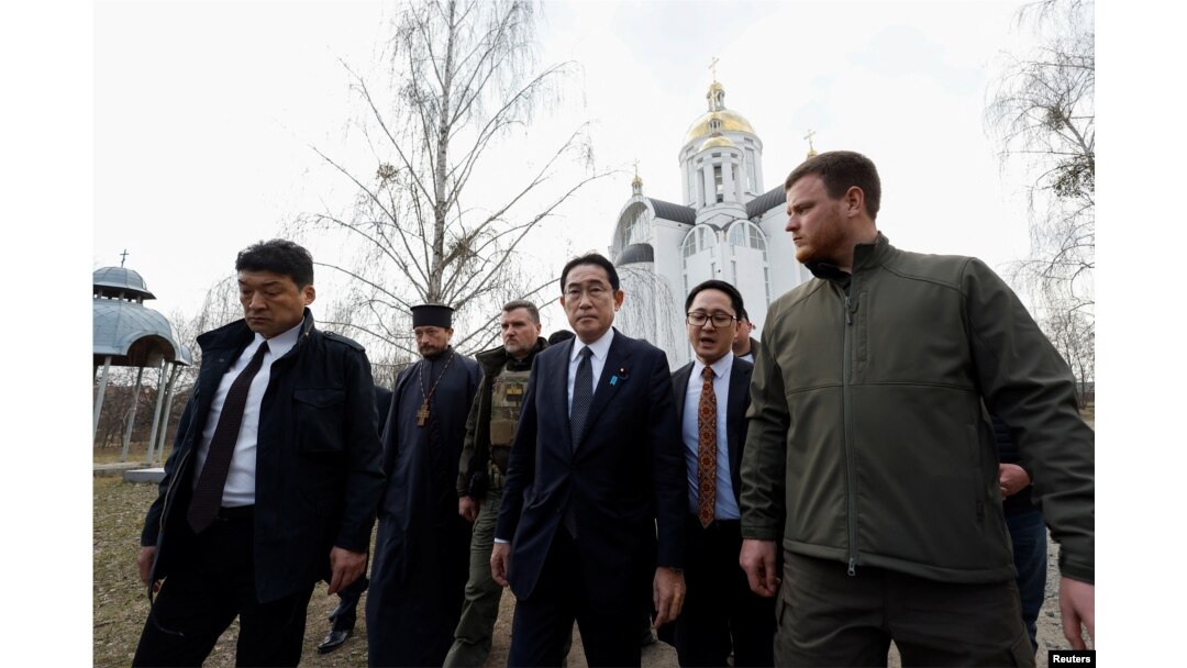 日本首相岸田文雄在烏克蘭發生過大屠殺的布查鎮視察。(2023年3月21日)