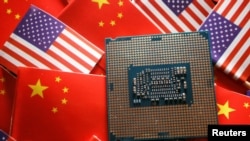 美中国旗与半导体芯片。（路透社照片）