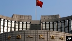 資料照：一面中國國旗在中國央行前飄揚。