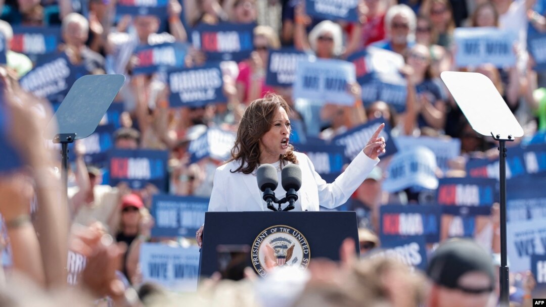 Nënpresidentja Kamala Harris gjatë tubimit zgjedhor në Eau Claire, Uiskonsin më 7 gusht 2024