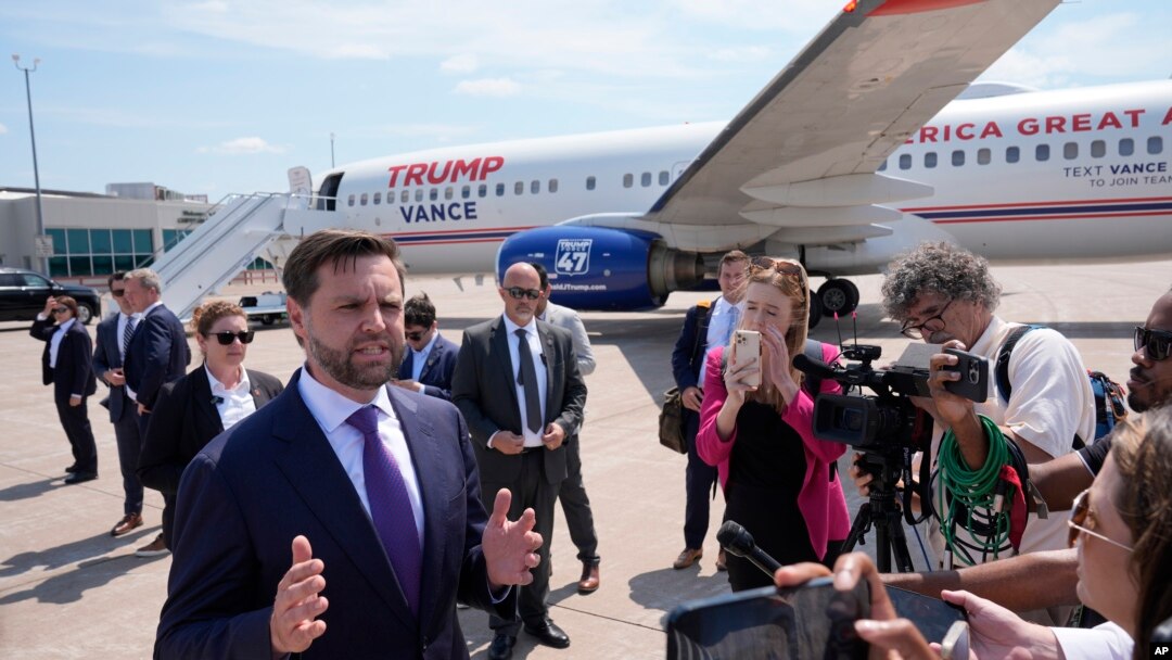 Kandidati republikan për Nënpresident JD Vance flet me gazetarët pasi u afrua të shoh avionin e Nënpresidentes "Air Force Two" në Eau Claire të Uiskonsin, 7 Gusht 2024.