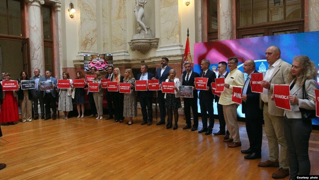 Performans poslanika opozicije u foajeu Skupštine, pred nastavak sednice Skupštine Srbije, u Beogradu, 5. jula 2023. (Foto: FoNet)