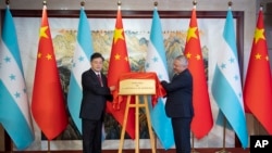 Waziri wa mambo ya nje wa China Qin Gang (L) na mwenzake wa Honduras, Enrique Reina wakizindua ishara ya kufunguliwa ubalozi huko Beijing. June 11, 2023. Xinhua News Agency