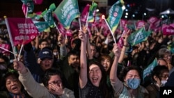 民主黨進步黨支持者2024年1月13日在該黨總統候選人賴清德競選總部外歡呼。