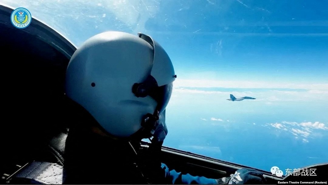 中國軍隊東部戰區發布的照片顯示，一名中國飛行員駕駛戰機參加台灣周邊海空領域舉行的軍演。（2022年8月9日）