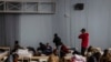 2022年2月28日，在波兰东部普热梅希尔的一个体育馆的临时住宿中看到在乌克兰学习的非洲学生。来自加纳的17 名学生周二成功返回自己的国家。