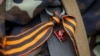 Un rebelde prorruso del Batallón Vostok (Este) lleva una insignia con el fundador del estado soviético Vladimir Lenin y una cinta naranja de San Jorge, símbolo ampliamente asociado con las protestas prorrusas en Ucrania. En un puesto de control en Donetsk,, el 1 de junio de 2014.