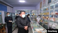 朝鲜官方2022年5月15日公布的领导人金正恩视察一家药店的情形。（朝中社）