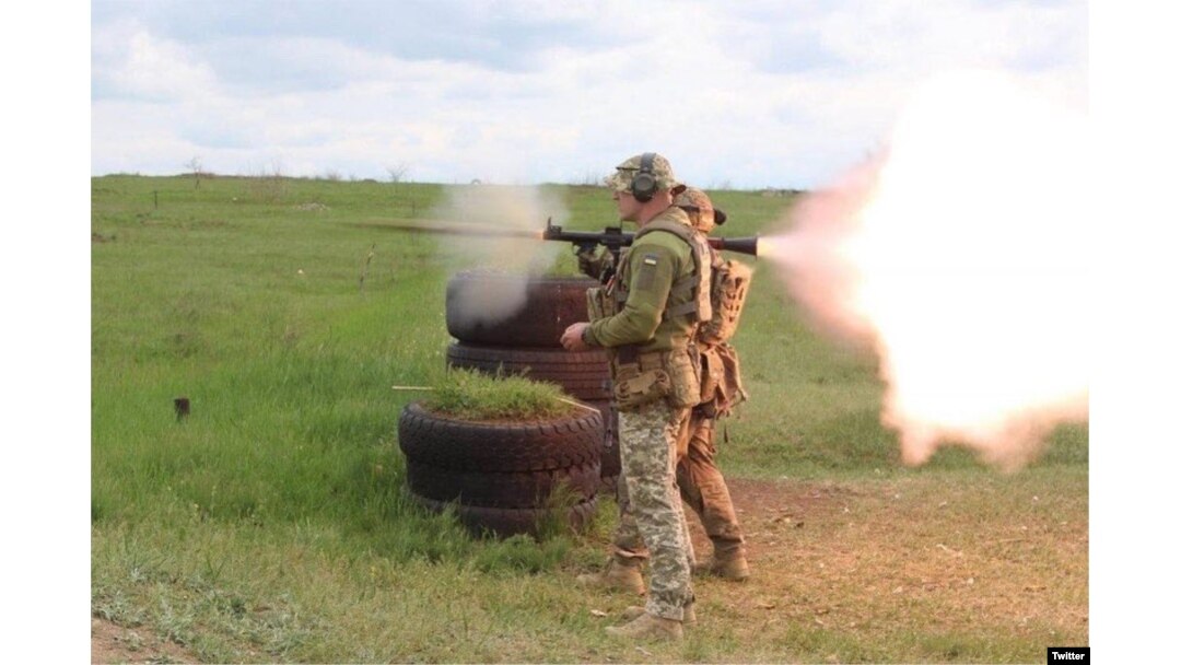 Ukrainian troops use a foreign-made anti-tank grenade launcher in this photo tweeted by the Ukrainian defense ministry on May 7, 2022.